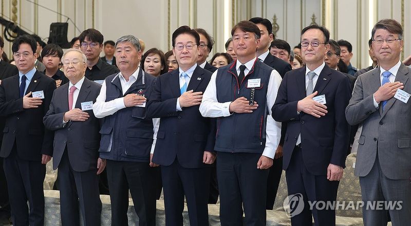 청와대에서 열린 노동절 기념식 (출처=연합뉴스)