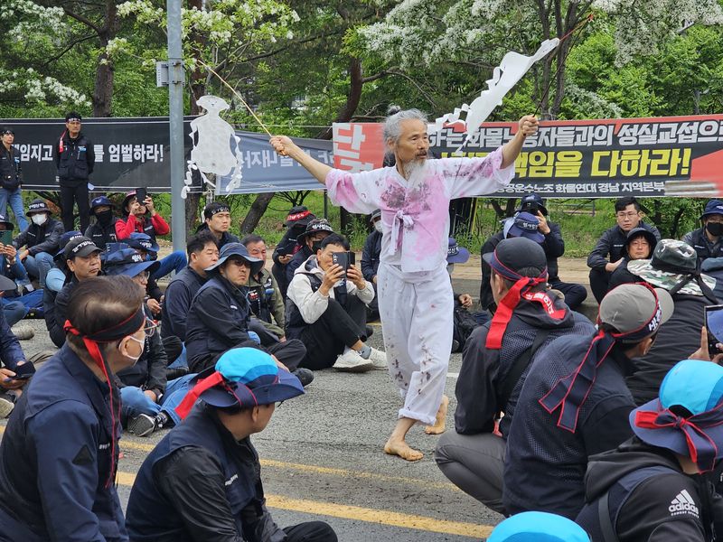 박소산 춤꾼이 숨진 화물연대 조합원을 기리는 추모제에서 넋전춤을 추고 있다. 2026.5.1/뉴스1 한송학기자