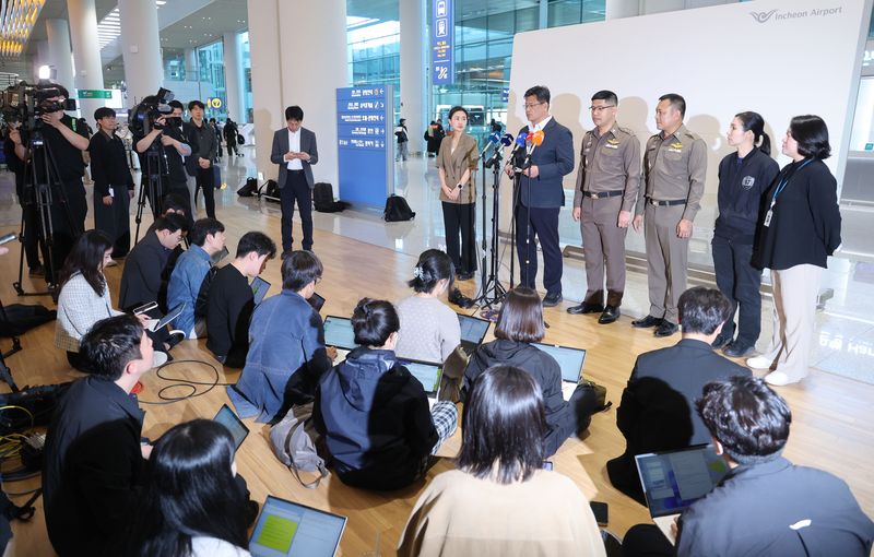 [인천공항=뉴시스] 권창회 기자 = 오창한 경찰청 마약범죄수사과장이 1일 인천국제공항 제2여객터미널에서 해외 마약공급책 최모씨 송환 관련 브리핑을 하고 있다. 2026.05.01. kch0523@newsis.com