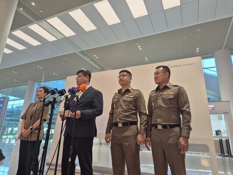 1일 인천국제공항 제2여객터미널에서 오창한 경찰청 마약범죄수사과장(왼쪽에서 두번째)이 최모씨 송환 관련 브리핑을 하고 있다. 사진=장유하 기자