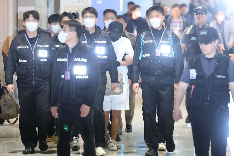 [서울=뉴시스] 권창회 기자 = '마약왕' 박왕열에게 마약을 공급한 혐의를 받는 최모씨가 1일 인천국제공항 제2여객터미널을 통해 송환되고 있다. 2026.05.01. kch0523@newsis.com