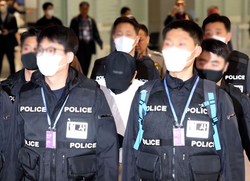 [인천공항=뉴시스] 권창회 기자 = '마약왕' 박왕열에게 마약을 공급한 혐의를 받는 최모씨가 1일 인천국제공항 제2여객터미널을 통해 송환되고 있다. (공동취재) 2026.05.01. photo@newsis.com