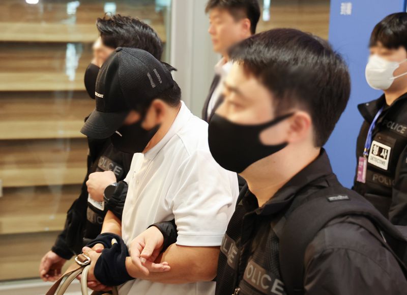 [인천공항=뉴시스] 권창회 기자 = '마약왕' 박왕열에게 마약을 공급한 혐의를 받는 최모씨가 1일 인천국제공항 제2여객터미널을 통해 송환되고 있다. (공동취재) 2026.05.01. photo@newsis.com
