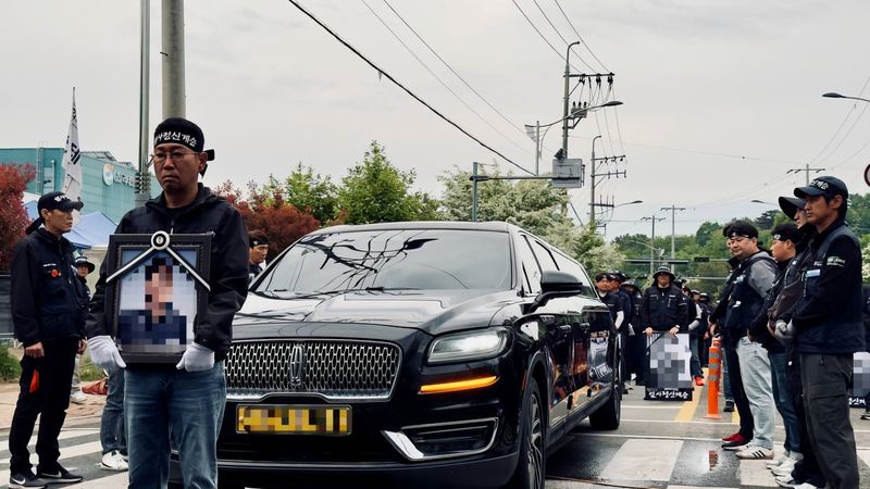 진주 CU 진주물류센터 앞에서 열린 숨진 화물연대 조합원 추모대회 (출처=연합뉴스)