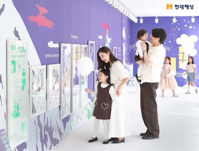 현대해상이 오는 5일까지 서울 광화문광장 육조마당에서 진행하는 '현대해상 어린이눈높이전시회'를 찾은 가족이 전시작품을 관람하고 있다. 현대해상 제공
