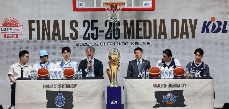 [서울=뉴시스] 조성우 기자 = 손창환(왼쪽 세 번째) 소노 감독이 1일 강남구 KBL센터에서 열린 2025~2026시즌 LG전자 프로농구 챔피언결정전 미디어데이에서 취재진 질문에 답변하고 있다. 왼쪽부터 소노 케빈 켐바오, 이정현 선수, 손창환 감독, 이상민 KCC 감독, 최준용, 허훈 선수. 2026.05.01. xconfind@newsis.com