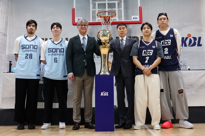 [서울=뉴시스] 조성우 기자 = 1일 강남구 KBL센터에서 열린 2025~2026시즌 LG전자 프로농구 챔피언결정전 미디어데이에서 소노와 KCC 양팀 감독과 선수들이 기념촬영을 하고 있다. 왼쪽부터 소노 케빈 켐바오, 이정현 선수, 손창환 감독, 이상민 KCC 감독, 허훈, 최준용 선수. 2026.05.01. xconfind@newsis.com