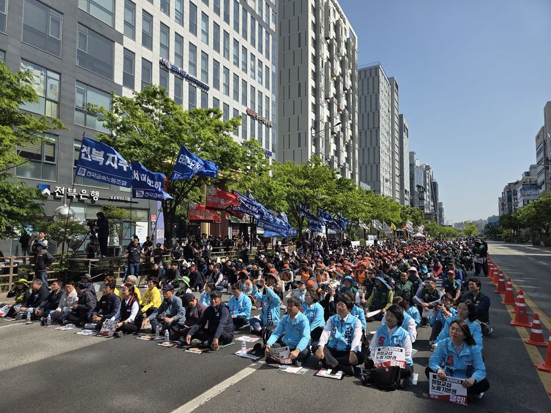민주노총 전북본부가 1일 오후 2시께 더불어민주당 전북도당 앞에서 '2026 세계노동절대회'를 진행하고 있다.뉴스1