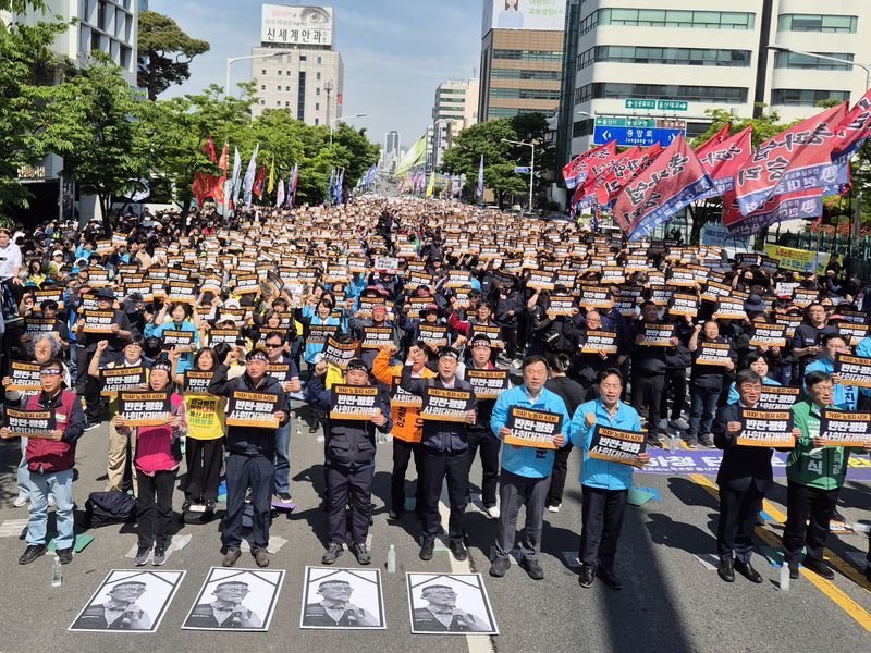 1일 오후 울산 남구 울산시청 남문 앞에서 열린 2026 세계노동절대회에서 참석자들이 구호를 외치고 있다. 뉴스1