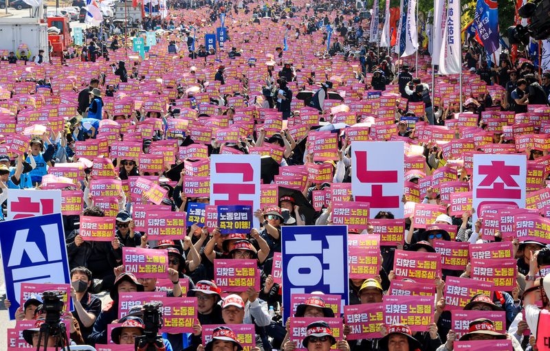 노동절을 맞이한 1일 서울 영등포구 여의대로 일대에서 열린 '한국노총 전국노동자대회'에서 참석자들이 구호를 외치고 있다. 뉴스1