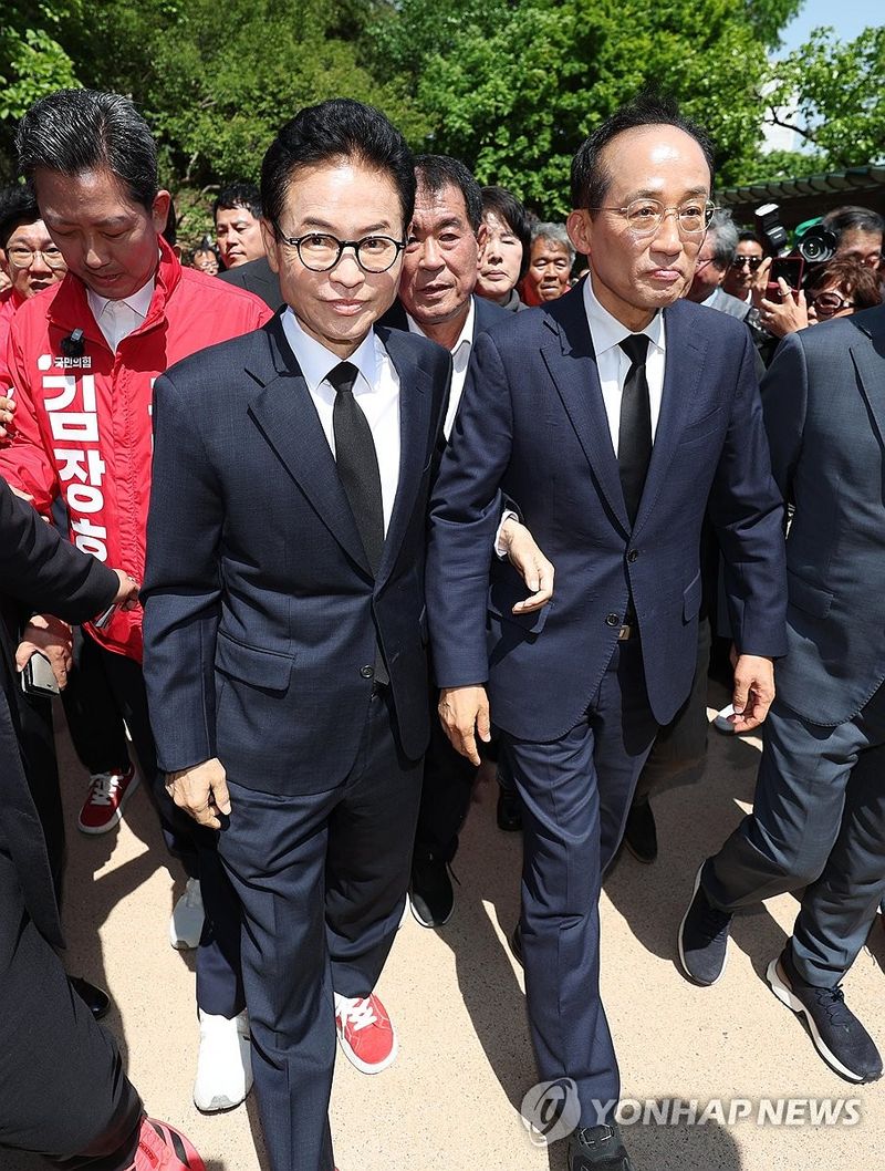 이철우·추경호, 박정희 전 대통령 생가 방문 (출처=연합뉴스)