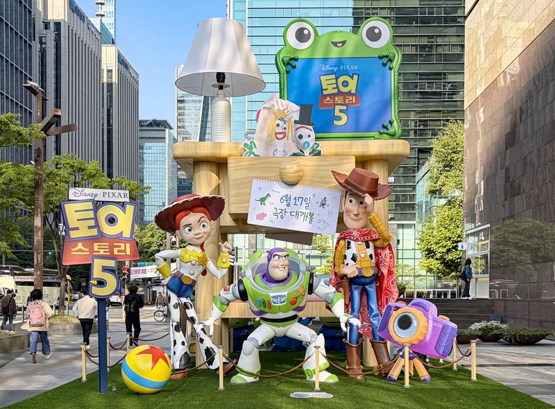 서울 강남구 현대백화점 무역센터점 앞에 설치된 '토이 스토리 5' 초대형 조형물. 현대백화점 제공