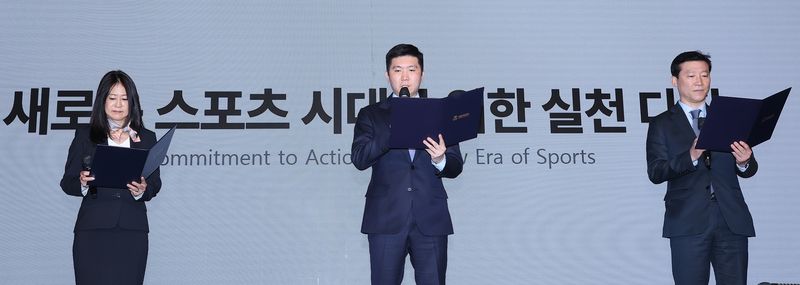 김나미 대한체육회 사무총장, 유승민, 대한체육회장, 김택수 진천선수촌장(왼쪽부터) ⓒ 뉴스1 김진환 기자