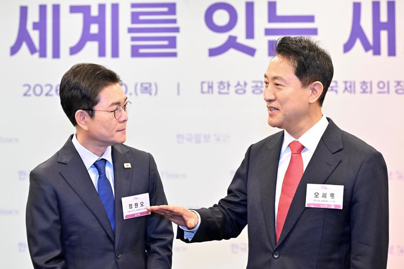 정원오 더불어민주당 서울시장 후보(왼쪽)와 오세훈 국민의힘 서울시장 후보가 30일 서울 중구 대한상공회의소에서 열린 '한국포럼'에 참석해 대화하고 있다. (한국일보 제공) 2026.4.30 ⓒ 뉴스1
