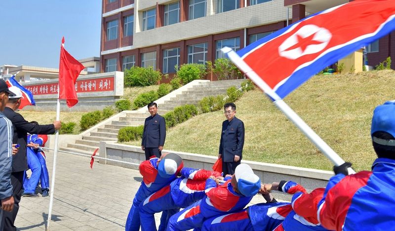 북한 노동당 기관지 노동신문은 2일 "당과 정부의 간부들이 1일 각지 공장, 기업소 등에 나가 근로자들과 함께 5.1절을 뜻깊게 기념하였다＂고 보도했다. 노동신문 캡처