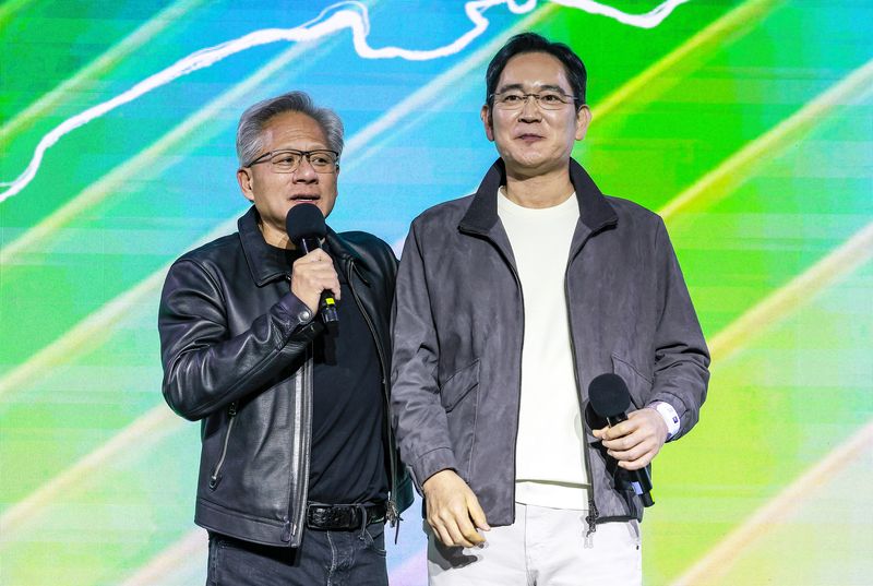 [서울=뉴시스] 정병혁 기자 = 젠슨 황 엔비디아 최고경영자(CEO)와 이재용 삼성전자 회장이 30일 서울 강남구 코엑스에서 열린 엔비디아 지포스 게이머 페스티벌에서 어깨동무를 하고 있다. 2025.10.30. jhope@newsis.com