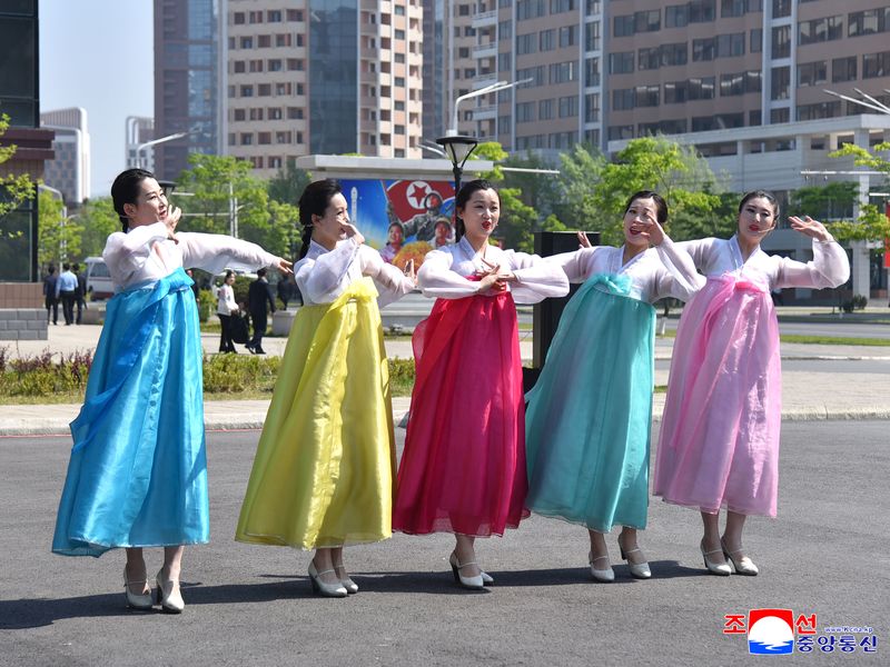 북한 각지에서 지난 1일 5·1절(노동절)을 맞아 노동자·농민·지식인들이 체육유희오락경기를 즐기고 극장·야외무대에서 공연을 관람하는 등 명절을 뜻깊게 기념했다고 조선중앙통신이 2일 보도했다. 노동신문 캡처