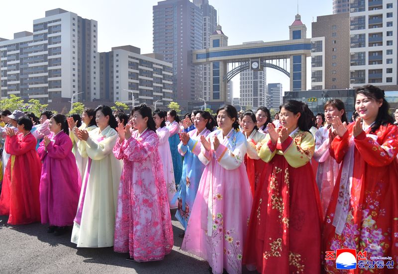 북한 각지에서 지난 1일 5·1절(노동절)을 맞아 노동자·농민·지식인들이 체육유희오락경기를 즐기고 극장·야외무대에서 공연을 관람하는 등 명절을 뜻깊게 기념했다고 조선중앙통신이 2일 보도했다. 노동신문 캡처