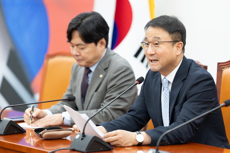 한병도 더불어민주당 원내대표가 21일 서울 여의도 국회에서 열린 기자간담회에서 내달 6일 열리는 원내대표 선거 도전을 위해 사퇴 의사를 밝히고 있다. 2026.4.21 ⓒ 뉴스1 이승배 기자