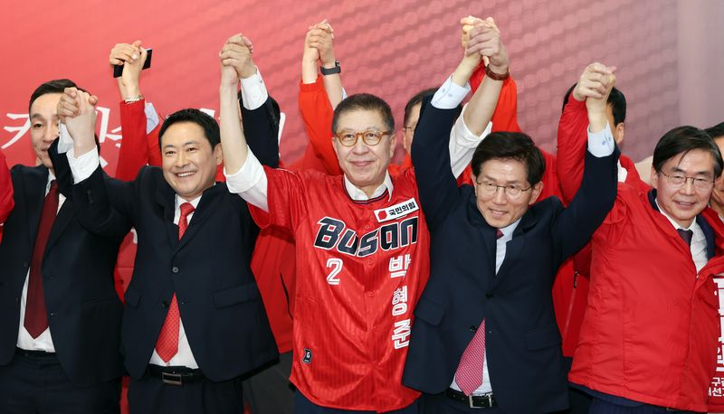 '국힘 지도부 총출동' 박형준 개소식…"보수 넘어 시민대통합"