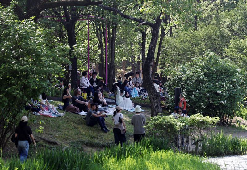 1일 오후 서울 성동구 서울숲에서 열린 '2026 서울국제정원박람회'를 찾은 시민들이 나들이를 즐기고 있다. 2026.5.1 ⓒ 뉴스1 구윤성 기자