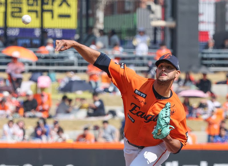 28일 대전 한화생명볼파크에서 열린 2026 신한 SOL뱅크 KBO 리그 키움 히어로즈와 한화 이글스 정규시즌 개막전에서 한화 선발 투수 에르난데스가 역투하고 있다. 2026.3.28 ⓒ 뉴스1 김기태 기자
