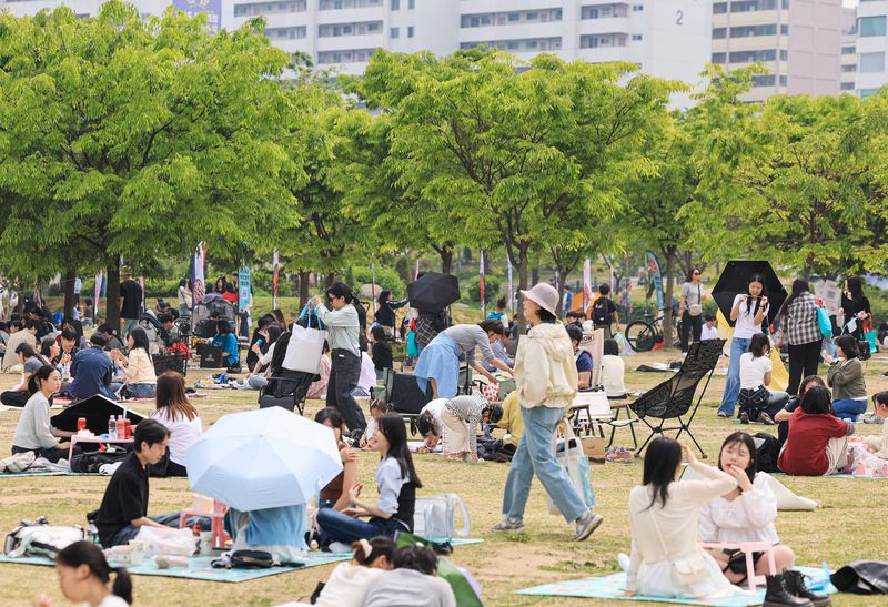 지난 5월 서울 영등포구 한강공원을 찾은 시민들이 휴식을 취하고 있다. 뉴스1