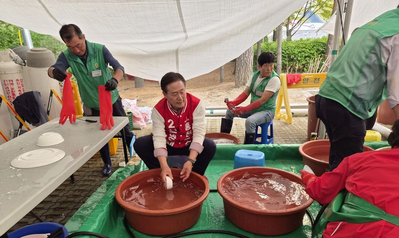 신영재 국민의힘 홍천군수 예비후보가 2일 남면 화전1리 경로잔치와 산나물축제장을 찾아 군민들에게 지지를 호소했다.(신영재 후보 측 제공. 재판매 및 DB금지)/뉴스1