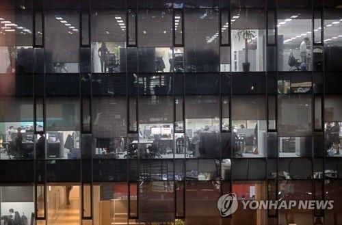 [둘째포기사회]② 아이는 돌봄 필요한데…부모는 여전히 바쁘다 (출처=연합뉴스)