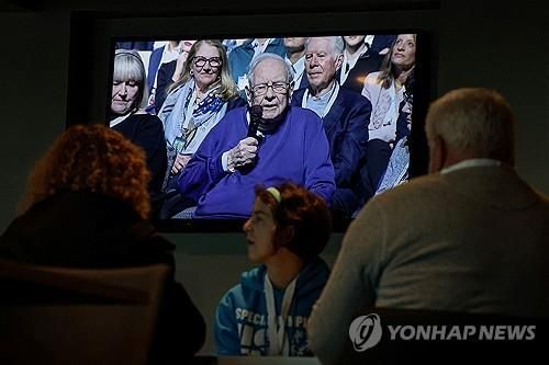 관중석의 워런 버핏 발언 지켜보는 버크셔 주주들 (출처=연합뉴스)