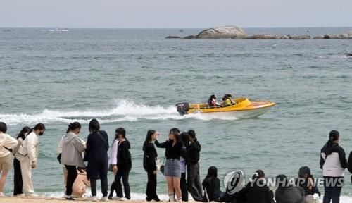 강원 경포해변을 찾은 수학여행단 (출처=연합뉴스)