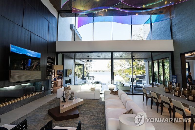 위기의 가전업계…삼성 '선택과 집중'&middot;LG '외연확장' 돌파구