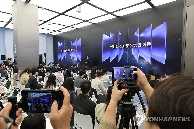 위기의 가전업계…삼성 '선택과 집중'&middot;LG '외연확장' 돌파구