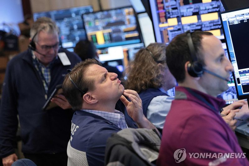 뉴욕증권거래소(NYSE)의 트레이더들 (출처=연합뉴스)