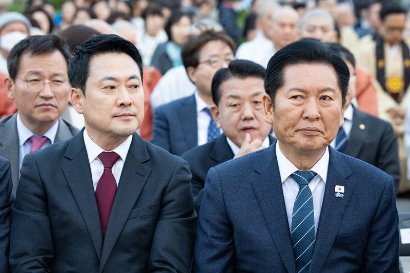 더불어민주당 정청래(오른쪽), 국민의힘 장동혁 대표가 지난달30일 서울 여의도 국회 중앙잔디광장에서 열린 부처님오신날 봉축점등식에 참석해 자리하고 있다. 2026.4.30 ⓒ 뉴스1 유승관 기자