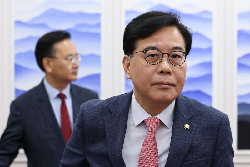 송언석 국민의힘 원내대표가 3일 서울 여의도 국회에서 조작기소 특검법 관련 기자간담회에 참석하고 있다. 왼쪽은 유상범 원내운영수석부대표. 2026.5.3 ⓒ 뉴스1 유승관 기자