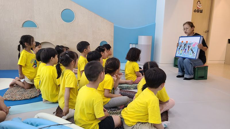 제주바다보물섬에서 어린이들이 해양환경 교육 프로그램에 참여하고 있다. 제주바다보물섬은 영유아 눈높이에 맞춰 해녀문화와 해양쓰레기, 자원순환의 의미를 놀이와 동화구연으로 전달한다. /사진=제주특별자치도 제공