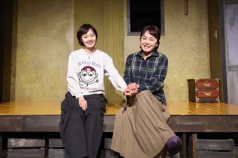 [서울=뉴시스] 황준선 기자 = 연극 '사랑해 엄마'에 출연하는 방송인 이경실과 배우 손수아가 29일 서울 종로구 극장 아트하우스에서 뉴시스와 인터뷰에 앞서 포즈를 취하고 있다. 2026.04.29. hwang@newsis.com