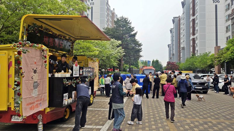 [세종=뉴시스] 송승화 기자 = 화재가 발생한 세종시 조치원읍 한 아파트에서 무료 나눔하는 노란색 푸드트럭. 2026.05.03. ssong1007@newsis.com *재판매 및 DB 금지