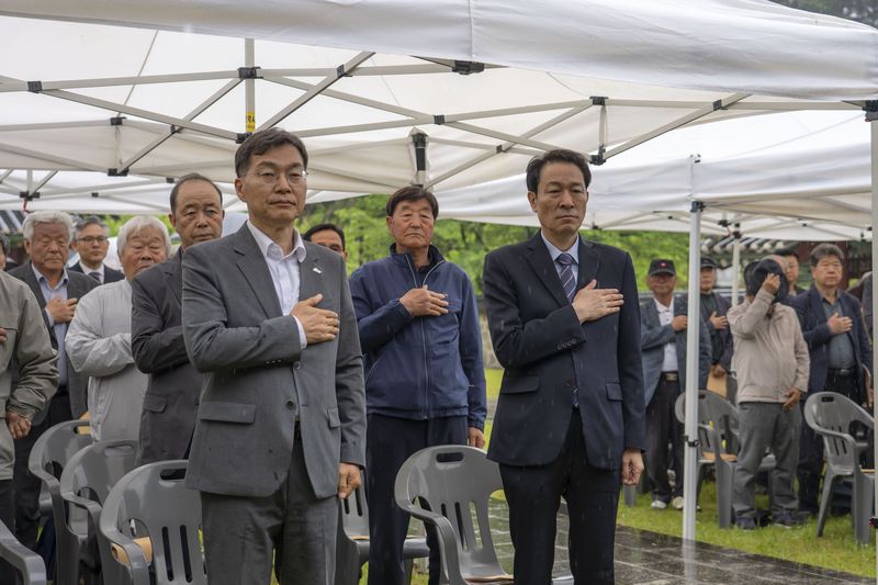 더불어민주당 우상호 후보가 3일 강릉에서 열린 '강릉최씨 문중 정기총회 및 시조 다례제' 현장을 방문했다. 우상호 캠프 제공