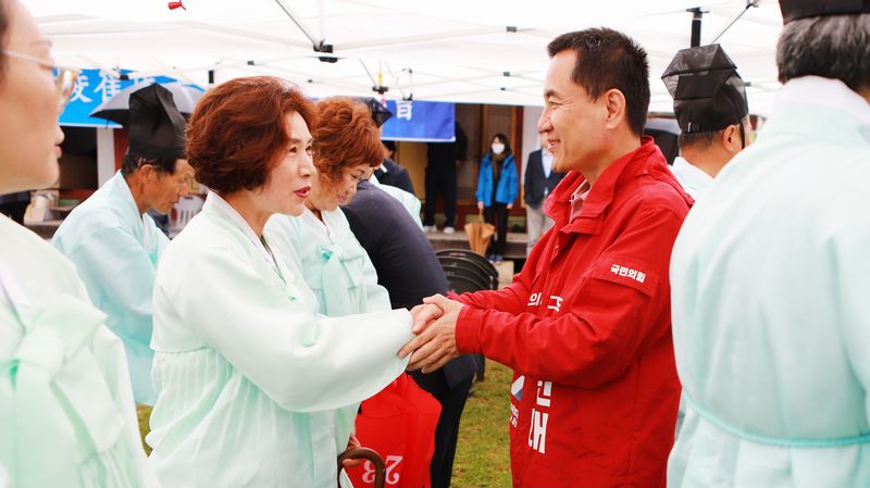 국민의힘 김진태 후보가 5월 황금연휴를 맞아 3박 4일간 강릉 등 영동권에 머물며 선거운동을 펼쳤다. 김진태 캠프 제공