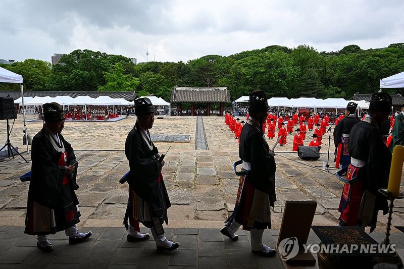 정전 들어서는 제관들 (출처=연합뉴스)