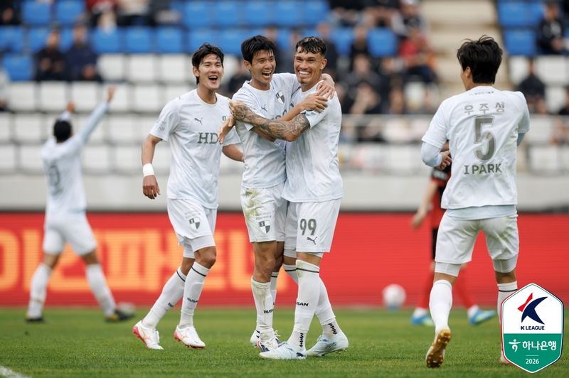 [서울=뉴시스] 프로축구 K리그2 부산 아이파크의 김민혁. (사진=한국프로축구연맹 제공) *재판매 및 DB 금지