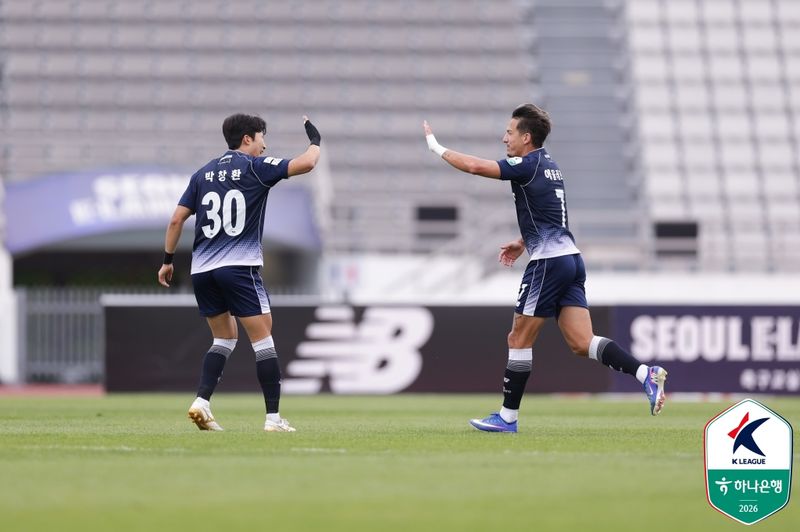 [서울=뉴시스] 프로축구 K리그2 서울 이랜드 FC의 박창환, 에울레르. (사진=한국프로축구연맹 제공) *재판매 및 DB 금지