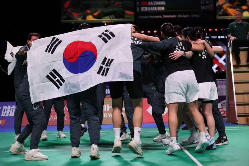 한국 여자 배드민턴 국가대표 선수들이 3일(현지 시간) 덴마크 호르센스에서 열린 2026 세계여자단체배드민턴선수권대회(우버컵) 여자 단체전 결승전에서 중국에 승리한 뒤 기뻐하고 있다. 뉴시스