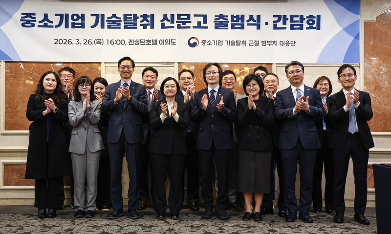 한성숙 중소벤처기업부 장관, 주병기 공정거래위원장, 김용선 지식재산처장을 비롯한 참석자들이 26일 서울 영등포구 켄싱턴호텔에서 열린 중소기업 기술탈취 신문고 출범식 및 간담회에서 기념촬영을 하고 있다. 2026.3.26 ⓒ 뉴스1 김도우 기자