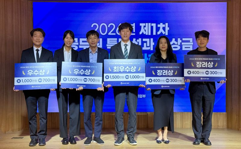 중기부의 특별성과 포상 정책평가회 수상자들이 포즈를 취하고 있다. 가운데가 차상훈 사무관. (중기부 제공)