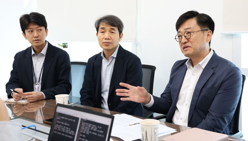 설탕 담합을 적발해낸 공정거래위원회 오행록 기업거래결합심사국장, 우병훈 서기관, 정문홍 사무관이 28일 세종시 공정거래위원회에서 본사와 인터뷰 하고 있다. 2026.4.28 ⓒ 뉴스1 김기남 기자