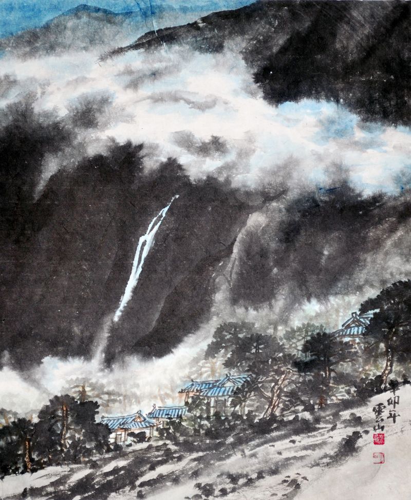 【대전=뉴시스】박희송 기자 = 한국화가 운산(雲山) 조평휘 '원폭'. 구름과 폭포를 대비시킨 작품이다. 불확실한 형상을 만들며 산속으로 퍼져 나가는 구름과 계곡에 떨어져서 일정한 크기를 만들어가며 흐르는 물살을 그린 것이다. 우주의 명료성과 모호함의 대비를 보여주고 있으며 자연이 가지고 있는 분방함과 그들만의 질서를 읽게 한다.2011.05.30. 뉴시스DB photo@newsis.com