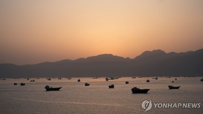 지난 1일(현지시간) 오만에서 바라본 호르무즈 해협 (출처=연합뉴스)